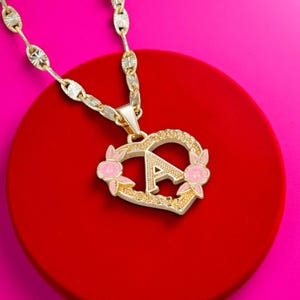 Colar com pingente de letra inicial em forma de coração e flor banhado a ouro, corrente Figaro de 24", presente perfeito para o Dia dos Namorados, corrente de 45 cm
