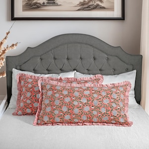 Ensemble de housses de coussin lombaire 20x36 élégantes en coton imprimé à la main, couleur rose saumon foncé avec motif floral et volants