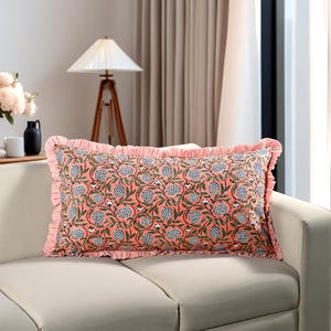 Ensemble de housses de coussin lombaire 20x30 élégantes en coton imprimé à la main, couleur rose saumon foncé avec motif floral et volants