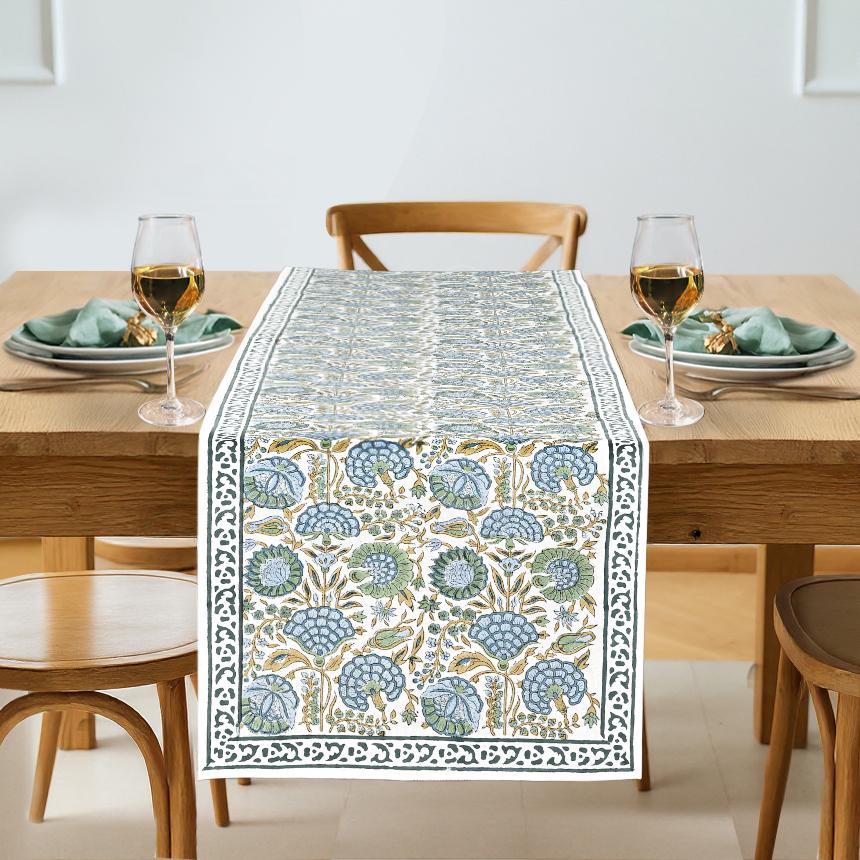 フランスアンティーク風のテーブルランナー、手刺繍風の華やかなレース