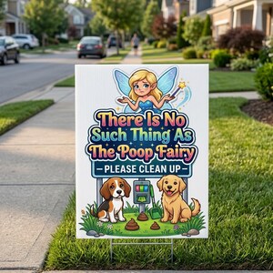 Könnte beinhalten: Ein weißes Gartenschild mit dem Text "There Is No Such Thing As The Poop Fairy - PLEASE CLEAN UP". Das Schild zeigt eine Cartoon-Fee, zwei Hunde und Haufen von Kot. Das Schild steht in einem Garten mit grünem Gras.