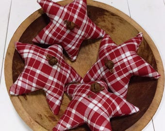 Juego de 4 estrellas rústicas de cuadros rojos y blancos.