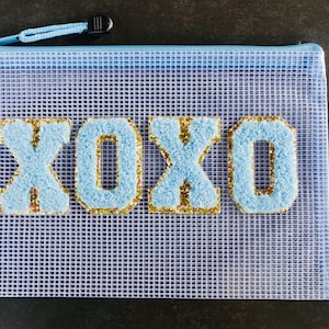 Bolsa con parches de letras de chenilla XOXO