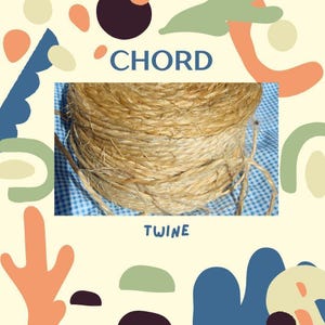 Puede incluir: Un carrete de cuerda natural de color marrón claro, fibroso y con una apariencia texturizada y retorcida. La palabra CHORD está impresa en azul sobre el carrete y la palabra TWINE está impresa en azul debajo, sobre un fondo crema.