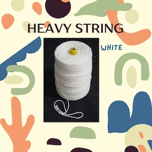 以下が含まれることがあります： 黄色い中心部を持つ白い太い紐の糸巻き。 「HEAVY STRING」と「WHITE」の文字が、オレンジ、青、緑、紫の抽象的な形をしたクリーム色の背景に表示されています。