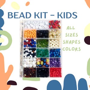 Puede incluir: Una caja organizadora rectangular de plástico llena de cuentas variadas en diversos colores, formas y tamaños. El texto BEAD KIT - KIDS está impreso en azul en la parte superior, con el texto ALL SIZES SHAPES COLORS en verde claro a la derecha.