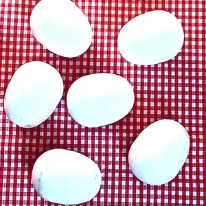 12 bolas de poliestireno en forma de huevo, de 2,5" de diámetro, bolas blancas, exteriores lisos