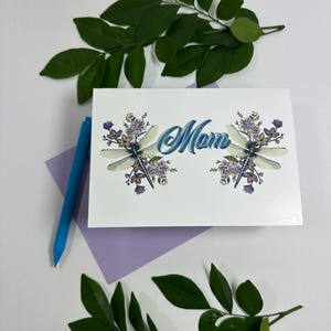 Cartão de Dia das Mães com Libélula, Cartão floral elegante para a mãe, Cartão de felicitações exclusivo com libélula, Interior em branco, Cartão com flores de lavanda para o Dia das Mães