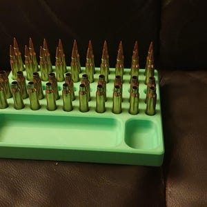 Laddbricka för .223 med fack för kulor, tändhattar, patroner, ammunition och hylsor