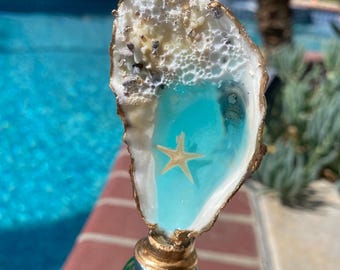 Wine stopper beach themed in an oyster shell.
