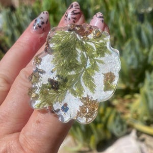 Nail art palette with real flowers.