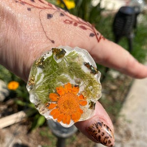 Nail art palette ring with real flowers.