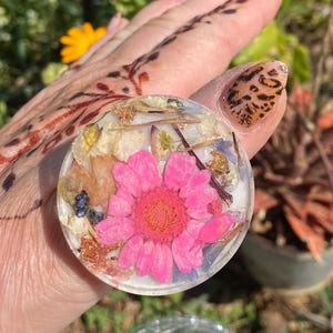 Nail art palette ring with real flowers.