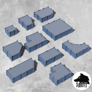Peut inclure: Un ensemble de neuf pièces de terrain modulaires bleu clair pour jeux de plateau, présentant des textures de murs nervurés verticaux et des surfaces supérieures plates. Les pièces varient en forme, incluant des configurations rectangulaires, carrées et en L.
