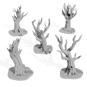 Op de afbeelding: Een set van vijf ongeverfde grijze miniatuurbomen met getextureerde schors en gedraaide takken, elk gemonteerd op een ronde voet. Deze kleine, gedetailleerde figuren hebben knoestige stammen en uitgestrekte takken voor tafelspellen.