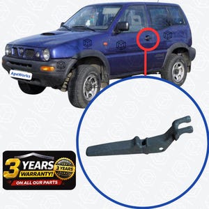 Op de afbeelding: Een donkergrijze metalen buitendeurklink voor een voertuig. De klink heeft een lange, taps toelopende arm met een gevorkt uiteinde en een klein rond gat bij het draaipunt. Het wordt getoond als een vervangend onderdeel voor een blauwe SUV op de achtergrond.