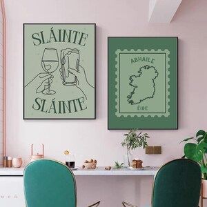 Peut inclure: Deux affiches encadr&eacute;es. L'affiche de gauche pr&eacute;sente le mot "Sl&aacute;inte" au-dessus et en dessous de dessins au trait d'un verre &agrave; vin et d'une chope de bi&egrave;re. L'affiche de droite montre une carte de l'Irlande dans un motif de timbre-poste, avec les mots "Abhaile" et "&Eacute;ire".