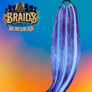 Puede incluir: Extensiones de cabello morado y azul con hebras de brillo. Las extensiones están atadas juntas con una banda elástica morada. El texto "BRAIDS WITHOUT BORDERS" es visible en el fondo.