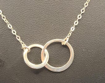 Collar de círculos entrelazados de plata de ley maciza 925