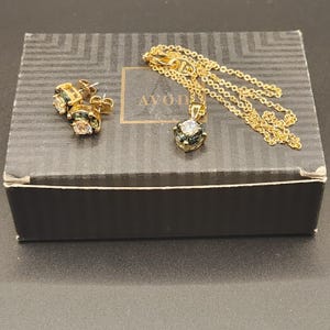 Avon Gold Tone Simulierte Saphir und klare Strass Halskette 18 &quot;+ passende Ohrringe Set in Avon Box