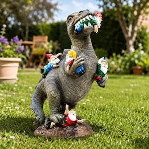 Può includere: Una statua di dinosauro grigio testurizzato su una base marrone, con una grande bocca che tiene un piccolo gnomo. Tre gnomi aggiuntivi sono attaccati al corpo del dinosauro, con uno gnomo posizionato vicino ai piedi sul terreno.