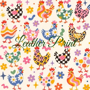 Könnte beinhalten: Ein sich wiederholendes Muster auf hellem Hintergrund mit verschiedenen Hühnern in unterschiedlichen Designs, darunter Schachbrettmuster, Leopardenmuster, Punkte und Blumenmotive, durchsetzt mit kleinen Sternen, Herzen und Blumen. Der Text Leather Print ist zentriert.