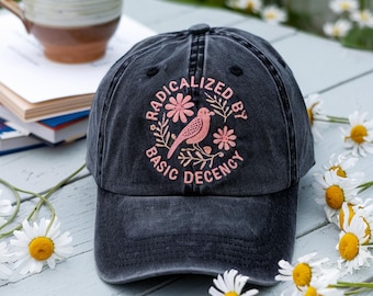 Sombrero de protesta política floral, radicalizado por la decencia básica.