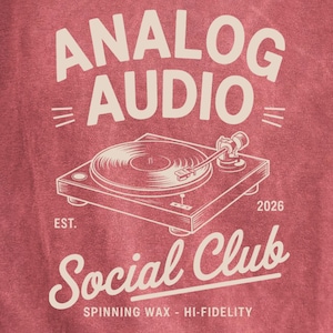 Puede incluir: Sudadera con capucha de color carmesí con un estampado gráfico. El diseño incluye las palabras "ANALOG AUDIO SOCIAL CLUB" y una ilustración de tocadiscos. También está presente el texto "SPINNING WAX - HI-FIDELITY". La sudadera tiene capucha y bolsillo delantero.
