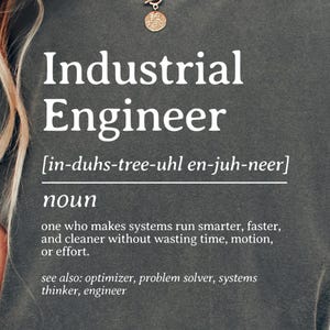 以下が含まれることがあります： 白字で「インダストリアルエンジニア」の定義がプリントされた、ペッパーカラーのユニセックスTシャツ。定義には発音、単語「名詞」、仕事の説明が含まれています。シャツは快適でカジュアルなスタイルです。