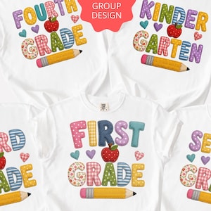 Peut inclure: Cinq t-shirts blancs avec des graphismes colorés sur le thème de l'école. Chaque t-shirt affiche un niveau scolaire, de la première à la quatrième année ou maternelle, avec une pomme rouge, des petits cœurs et un crayon jaune.