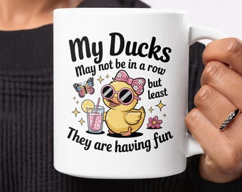 Taza "Mis patos no están en fila", regalo divertido para mamás con patos, taza de café "Al menos nos estamos divirtiendo", taza con cita adorable sobre la vida de una mamá caótica, regalo original para padres