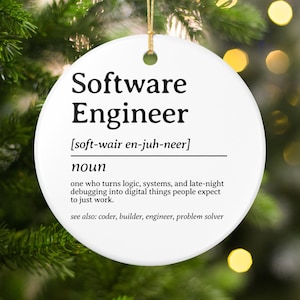 Peut inclure: Ornement de Noël rond en céramique blanche avec l'inscription "Software Engineer" en noir. La définition d'un ingénieur logiciel est incluse, ainsi que la prononciation et les termes connexes. Une ficelle dorée est attachée.