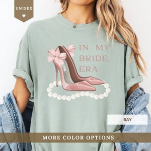 「In My Bride Era」Tシャツ、コンフォートカラーTシャツ、独身最後のパーティーギフト、ブライダルシャワーのプレゼント、未来のミセスシャツ、ウェディングシューズTシャツ、花嫁になるトップス