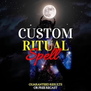 Può includere: Un grafico digitale che presenta la sagoma di una figura cornuta riempita con un motivo a galassia stellata su un cielo notturno con luna piena. Il testo recita CUSTOM RITUAL Spell in bianco, giallo e rosso, con GUARANTEED RESULTS OR FREE RECAST sotto.