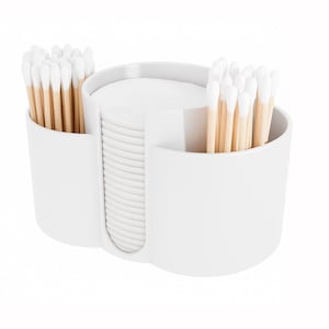 Puede incluir: Organizador de plástico blanco con tres compartimentos. Dos compartimentos contienen bastoncillos de algodón con palitos de madera, y el centro contiene una pila de discos de algodón redondos. Para baño o tocador.