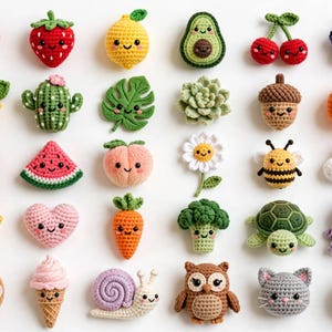 Pode incluir: Uma coleção de trinta pequenas figuras amigurumi de crochê com vários designs, incluindo frutas, vegetais, animais, flores e doces. Cada item tem um rosto sorridente bordado com olhos pretos e bochechas rosadas, organizado em uma grade.