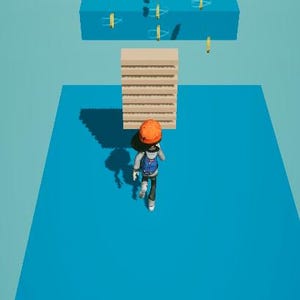 Pu&ograve; includere: Un rendering 3D di un operaio edile che naviga in un percorso a ostacoli. Il percorso presenta piattaforme blu con varie sfide, tra cui blocchi impilati e ostacoli. L'operaio indossa un casco arancione e uno zaino blu.