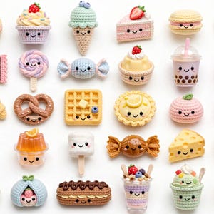 Pode incluir: Uma coleção de trinta pequenos itens alimentares de crochê dispostos em uma grade, incluindo rosquinhas, cupcakes, casquinhas de sorvete, fatias de bolo, biscoitos, barras de chocolate, pirulitos, doces, waffles, tortas, frutas, chá boba, panquecas e doces.