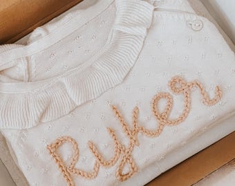 Ensemble de pulls pour nouveau-nés brodés à la main personnalisés – Ensemble personnalisé avec prénom de bébé | Cadeau tricot personnalisé pour bébé | Ensemble Coming Home avec pantalon