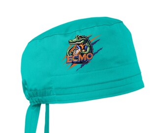 Può includere: Cappellino chirurgico turchese con un'illustrazione di un alligatore che tiene un cuore e la scritta "ECMO". Il cappellino ha una chiusura con lacci ed è progettato per i professionisti medici.