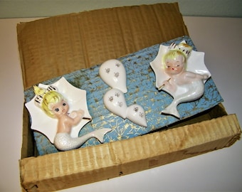 New Old Stock Mint In Box ENESCO Mermaids 1950s 1960s Old Pottery Ceramic Baby Umbrella Parasol Mermaid Wall Plaque Retro 50s Bathroom Bath