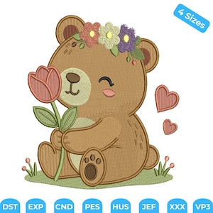 Può includere: Un disegno per ricamo raffigurante un orso marrone seduto sull'erba verde che tiene in mano un tulipano rosa. L'orso indossa una corona di fiori rosa, gialli e viola. Due cuori rosa fluttuano a destra e il testo 4 Sizes è visibile.