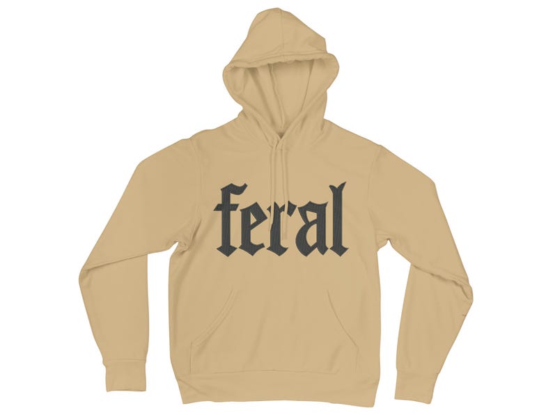 Op de afbeelding: Een beige hoodie met een voorzak en een capuchon. Het woord "feral" is in een gotisch lettertype in donkergrijs op de borst gedrukt.