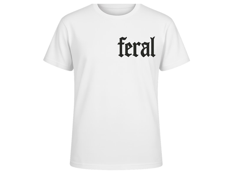 Op de afbeelding: Wit T-shirt met ronde hals en het woord "feral" in zwarte gotische letters op de linkerborst. Het shirt met korte mouwen heeft een klassieke pasvorm, geschikt voor dagelijks gebruik.