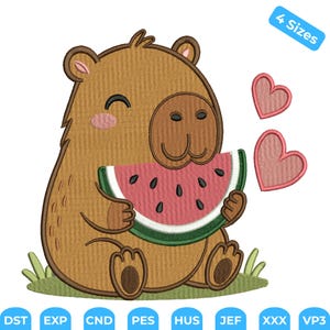 Può includere: Un disegno per ricamo raffigurante un capibara marrone seduto sull'erba verde, che tiene in mano una fetta di anguria con semi neri. Due cuori rosa fluttuano a destra. Il testo 4 Sizes appare in un riquadro blu nell'angolo in alto a destra.