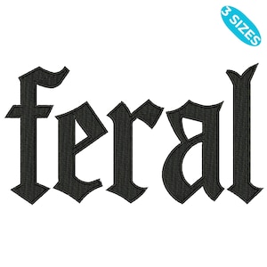 Op de afbeelding: Zwart geborduurd woord "feral" in een gotisch lettertype. Het woord is gecentreerd en de letters zijn dik en vetgedrukt. Een blauw-witte sticker in de rechterbovenhoek zegt "3 maten".