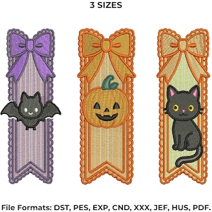 Puede incluir: Tres diseños de bordado con temática de Halloween. Los diseños incluyen una pancarta morada con un murciélago, una pancarta naranja con una calabaza y una pancarta amarilla con un gato negro. El texto "3 SIZES" está en la parte superior. Formatos de archivo: DST, PES, EXP, CND, XXX, JEF, HUS y PDF.