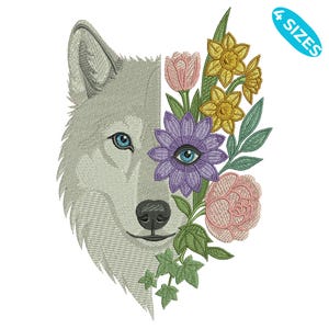 Pode incluir: Design bordado com o rosto de um lobo à esquerda e um arranjo floral à direita. O lobo é cinzento com olhos azuis. As flores incluem uma flor roxa com um olho, flores rosa e amarelas e folhas verdes. O design está rotulado como "4 TAMANHOS".