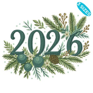 Op de afbeelding: Een geborduurd ontwerp met het jaartal "2026" in teal, omringd door een krans van groene dennennaalden, bladeren en kleine witte bloemen. Tealkleurige ornamenten en een dennenappel zijn ook inbegrepen. Het ontwerp is gemarkeerd met "3 SIZES" in een blauwe cirkel.
