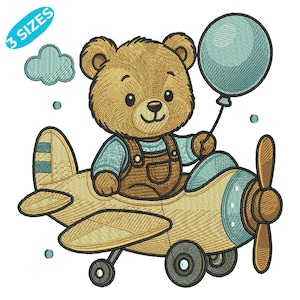 Może przedstawiać: Haftowany wzór misia w brązowym kombinezonie, lecącego żółtym dwupłatowcem i trzymającego niebieski balon. Projekt zawiera niebieską chmurę i tekst "3 SIZES" w niebieskim owalu.